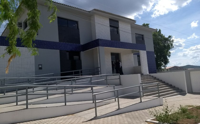 Governo não inaugura Casa de Custódia de Santana do Ipanema, deixando CISPs superlotados de presos