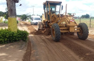 Prefeitura intensifica serviços de terraplanagem e tapa-buracos em Arapiraca