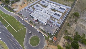 Três homens tentam arremessar drogas e celulares no presídio de Areia Branca