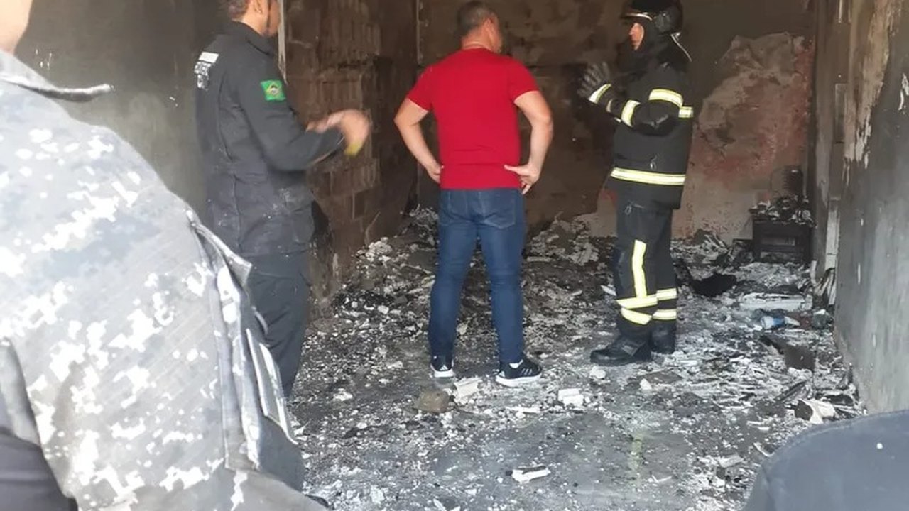 Incêndio destrói loja de celulares em Teotônio Vilela