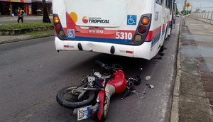 Passageira fica ferida após colisão entre moto e ônibus coletivo em Aracaju