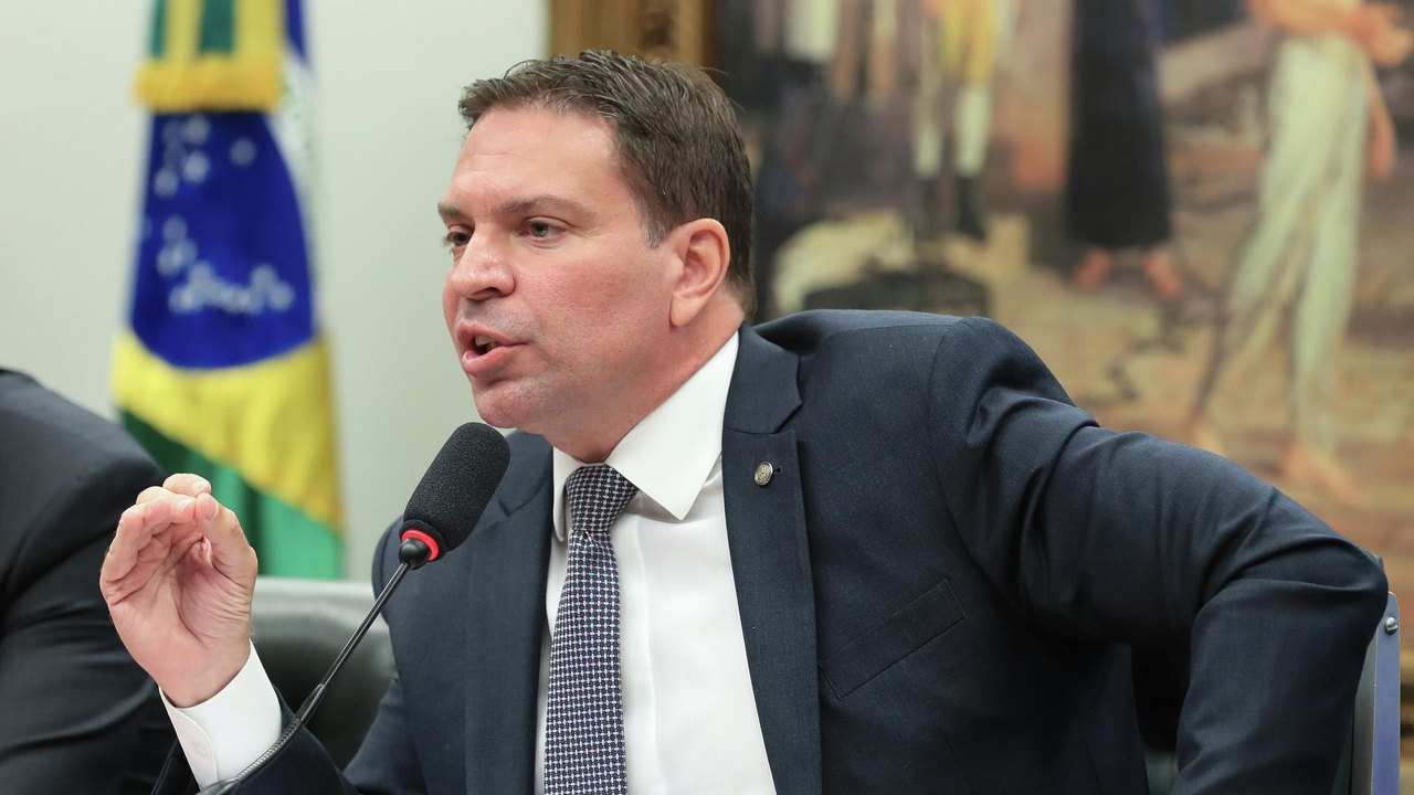 Nome do ex-deputado Alexandre Ramagem aparece em lista de supostos pagamentos de bicheiro