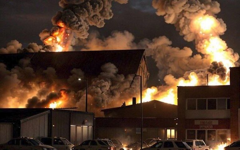 Forte explosão atinge armazém no Reino Unido, provocando pânico entre moradores locais