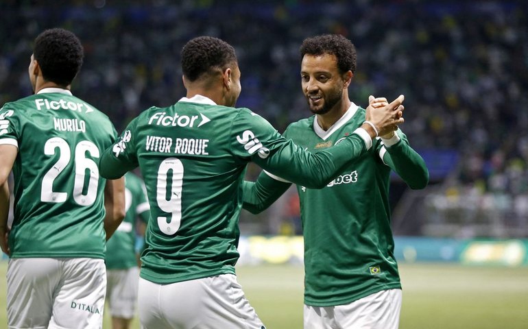 Brasileiro: Palmeiras joga no ritmo de Vitor Roque e goleia o Inter