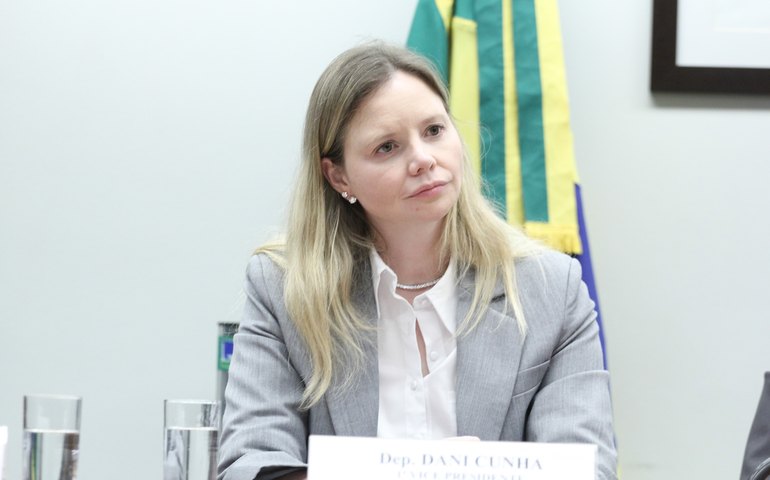 Projeto criminaliza uso de celular na cabine de votação