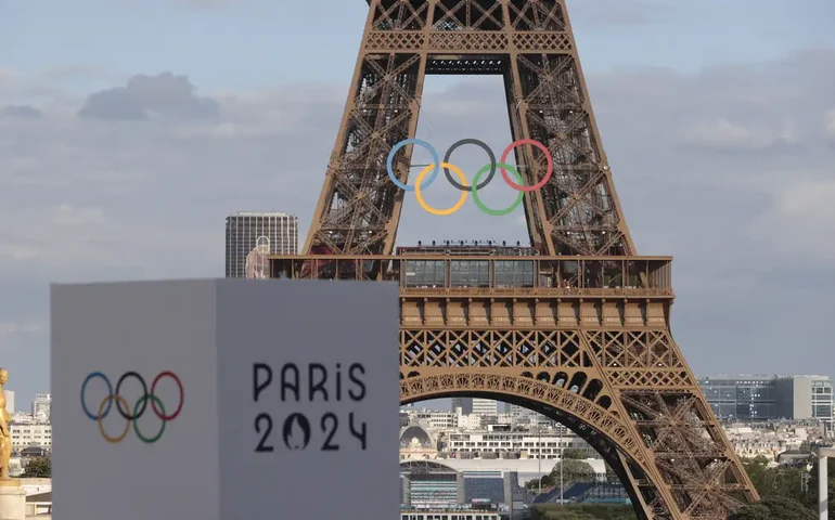 Paris se despede da Olimpíada com cerimônia tediosa, bronca em atletas e astros americanos