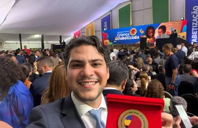 Prefeito Eduardo Bulhões recebe Selo Ouro do Compromisso Nacional Criança Alfabetizada durante cerimônia em Brasília