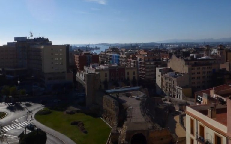 Incêndio na Espanha forma nuvem tóxica e mantém moradores de cinco cidades trancados em casa