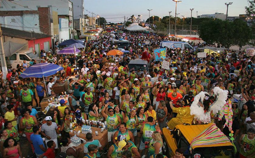 Folia de Rua leva milhares de arapiraquenses ao Bosque das Arapiracas