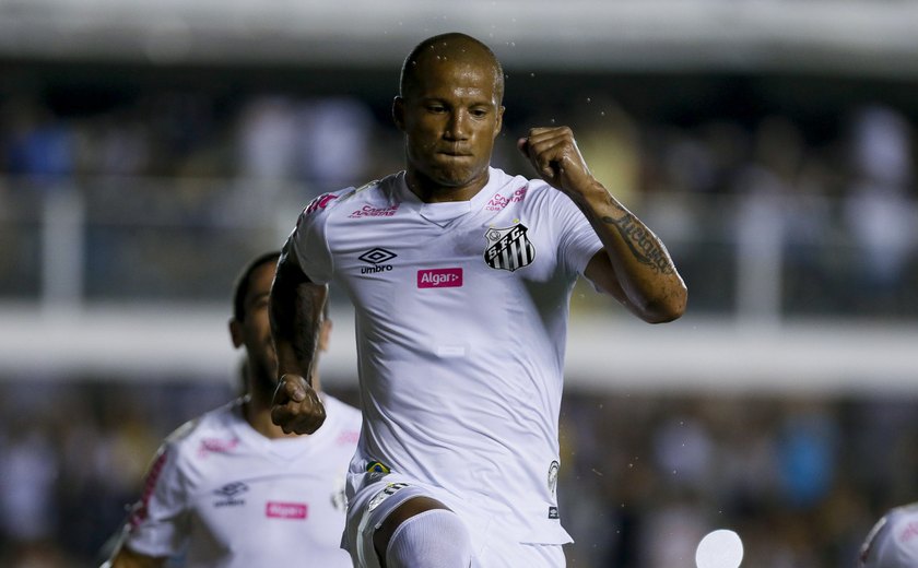 Carlos Sánchez, maior artilheiro estrangeiro do Santos, deixa clube após 4 anos