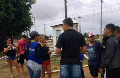 Fiscalização notifica ambulantes irregulares no Benedito Bentes