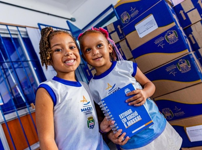 Secretaria de Educação de Maceió inicia distribuição de novos kits de uniformes na rede pública