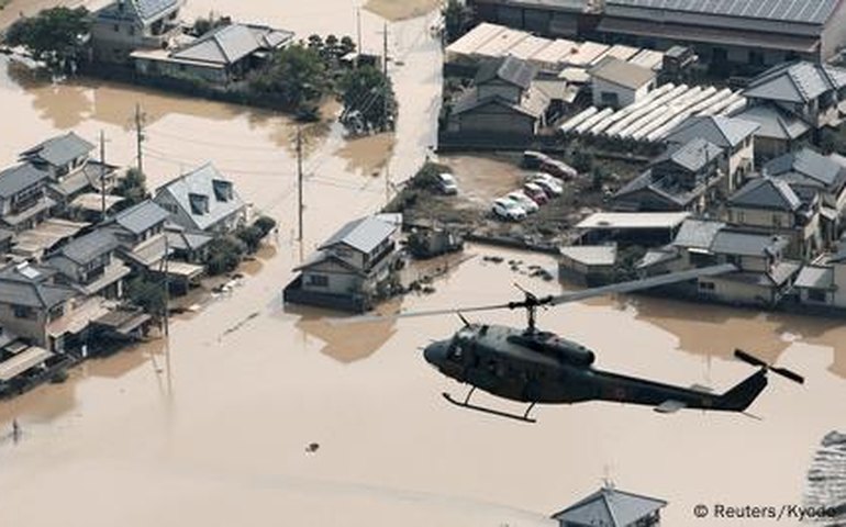 Tempestade tropical Maria toca a terra no Japão com chuvas intensas