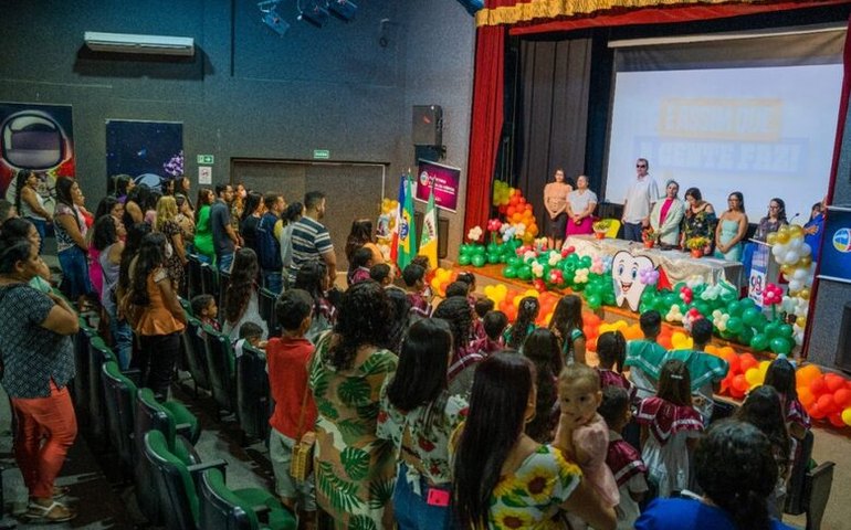 Crianças atendidas pela UBS Baixão recebem diploma ao terminarem tratamento dentário