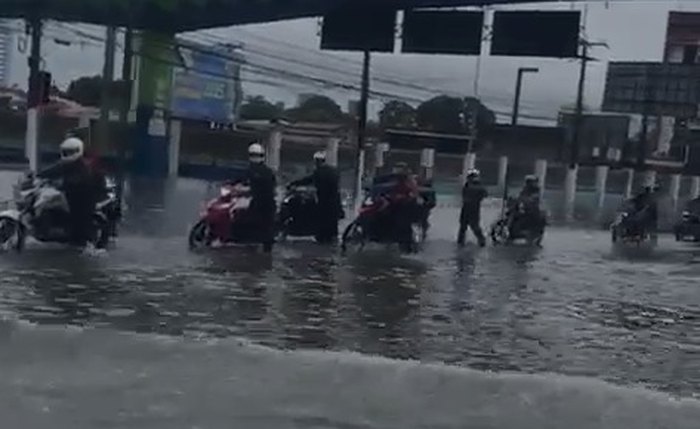 Parte da Avenida Fernandes Lima, em Maceió, ficou alagada com a chuva