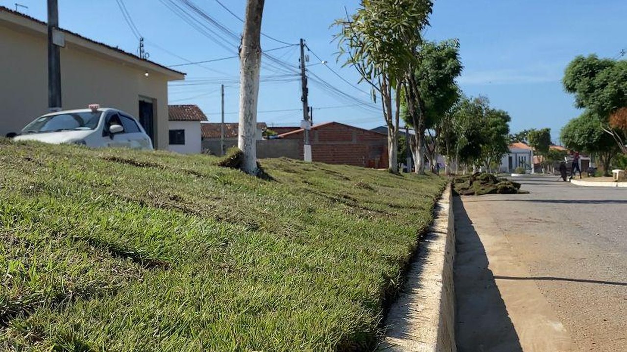 Prefeitura de Branquinha revitaliza canteiros na parte alta da cidade