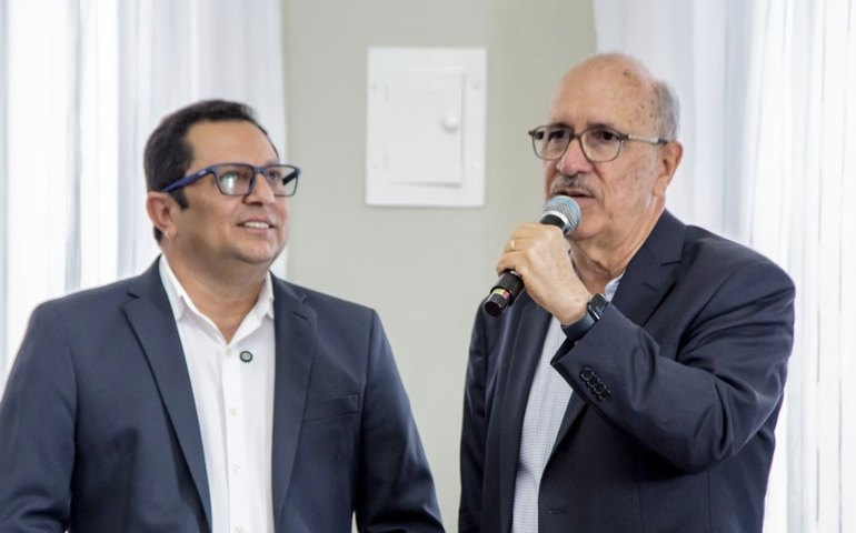 Prefeito Ronaldo Lopes transmite cargo a Valdinho Monteiro e anuncia pacote de obras para Penedo