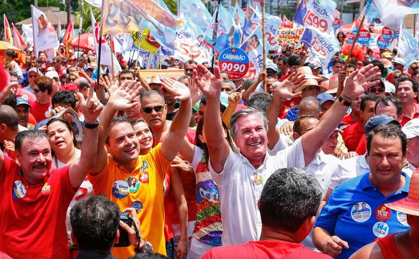 População invade orla de Maceió para apoiar candidatura de Collor