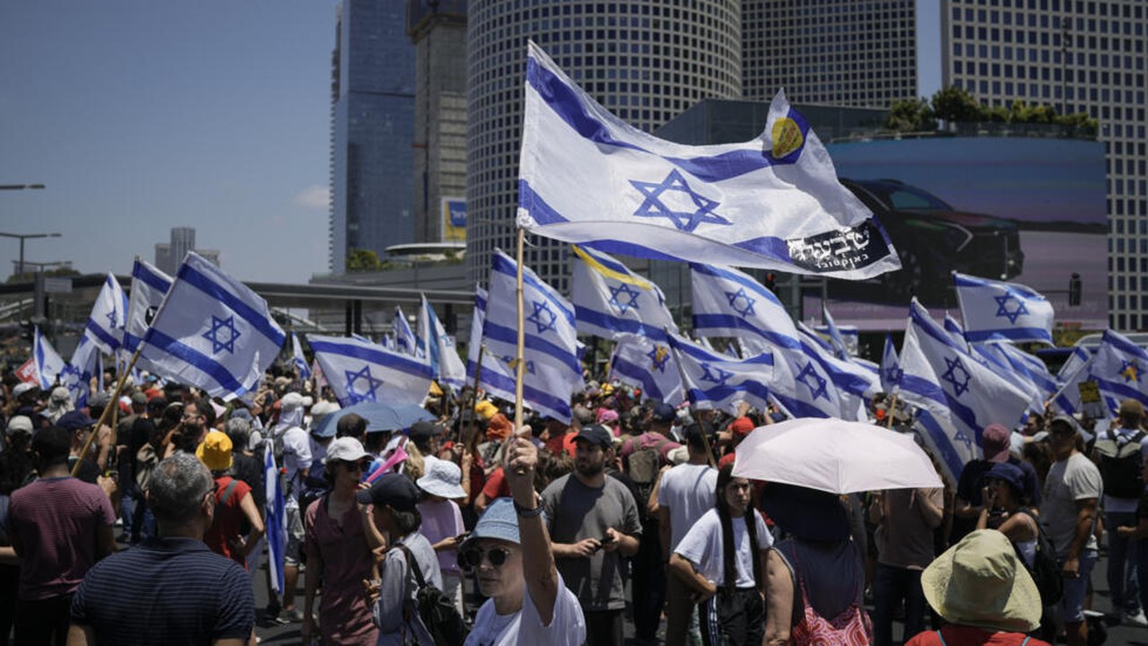 Israelenses protestam em Tel Aviv por cessar-fogo em meio à incerteza sobre a causa da morte dos 6 reféns recuperados