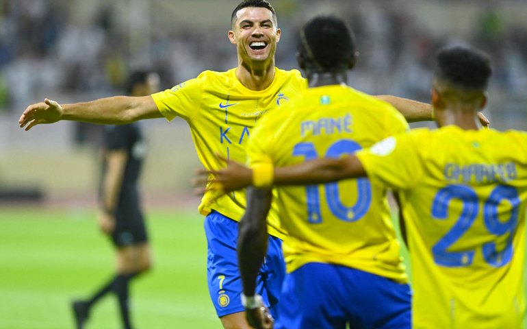 Chegada de astros do futebol à Arábia Saudita expõe vida em 'bolha' de estrangeiros e outro lado da sociedade local