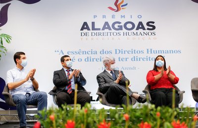 Prêmio Alagoas de Direitos Humanos; governador reconhece o trabalho da saúde no combate à Covid-19