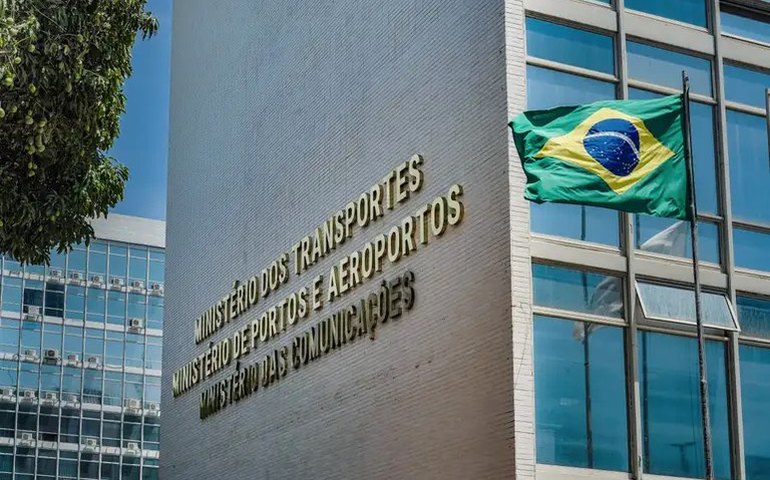 Ministério dos Transportes questiona decisão de Maceió sobre avanço de sinal vermelho à noite