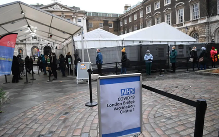 No exterior, governos bancam doses; no Brasil, clínicas privadas querem negociar