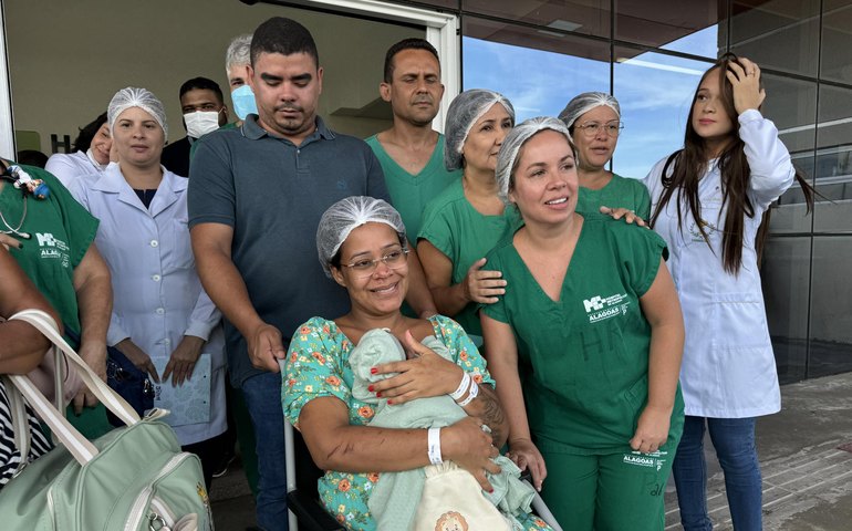 Mãe e bebê que nasceu no HRM após acidente com ônibus na Serra da Barriga recebem alta médica