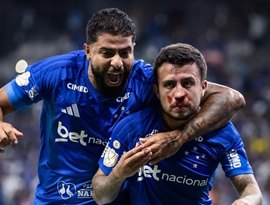 Cruzeiro supera o Athletico-PR em meio a protestos da torcida