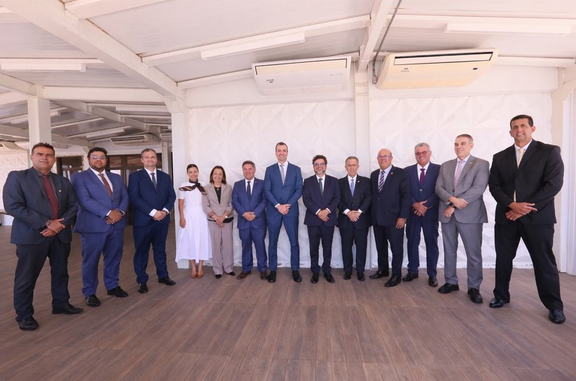 Desembargador Carlos Cavalcanti recebe nova diretoria da Almagis