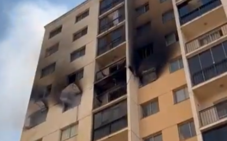 Casal e bebê de 23 dias morrem ao pular de apartamento em chamas em Goiás