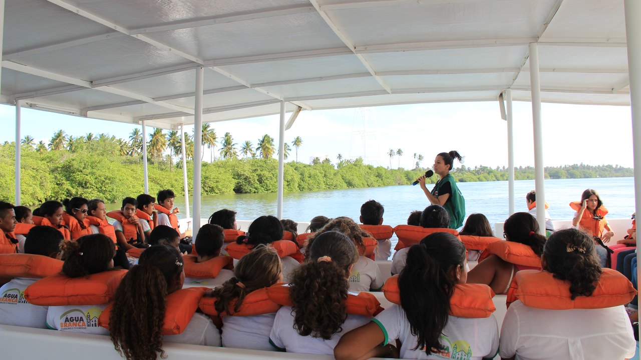 Barco-escola do IMA percorre Complexo Estuarino-Lagunar