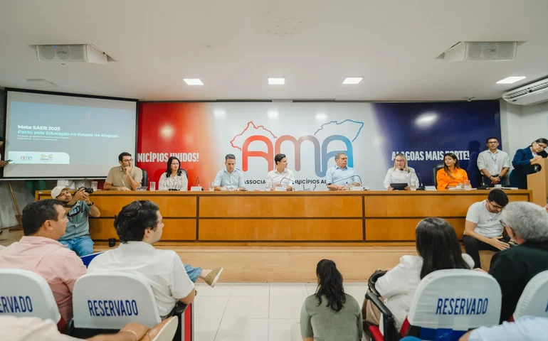 Marcelo Beltrão reúne prefeitos e governador e firma pacto pela Educação