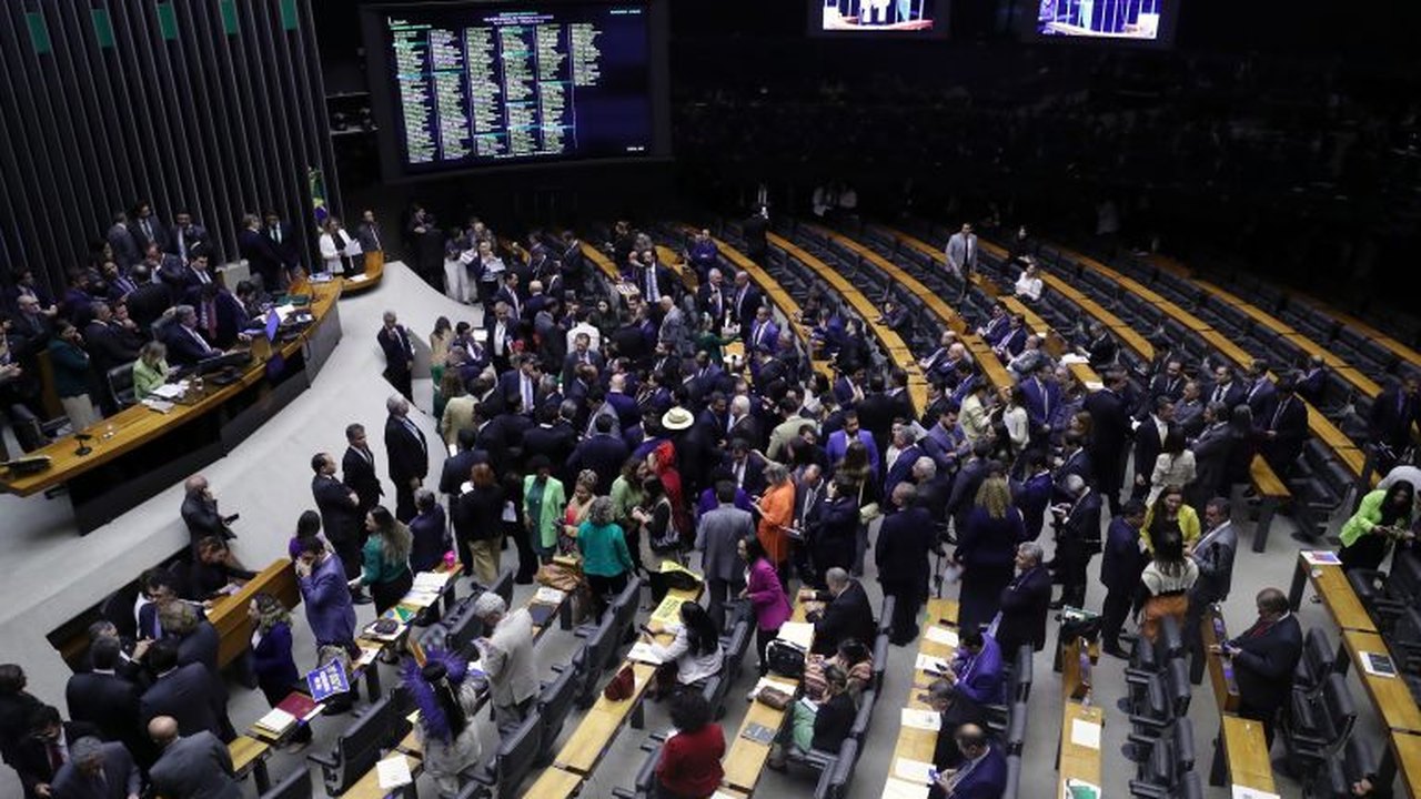 Câmara pode votar nesta quarta-feira projeto que equipara salário entre homens e mulheres
