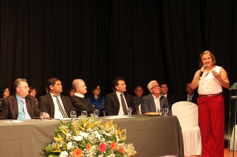 Prefeitura de Arapiraca e Câmara destacam trabalho do padre Eugênio