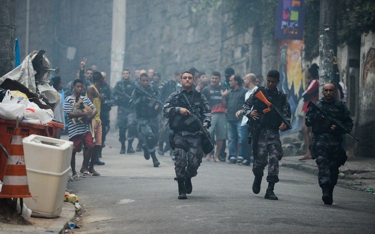 Moradores levam dezenas de corpos para praça na Penha após operação mais letal da história do Rio