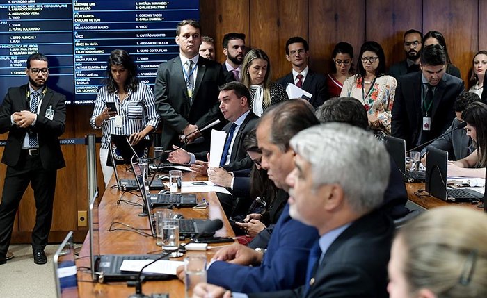 Parlamentares do PSL, como o senador Flávio Bolsonaro (RJ), foram contra a oitiva de representantes das redes sociais e pediram o adiamento da votação   Fonte: Agência Senado