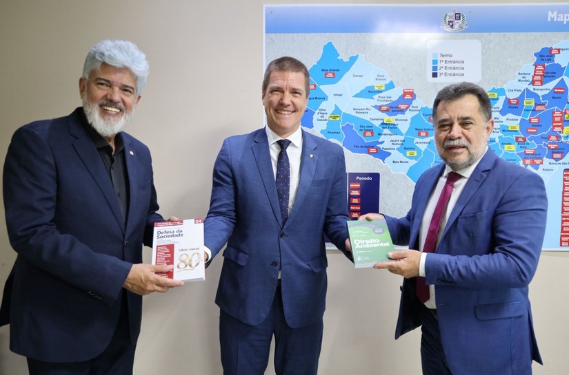 Biblioteca do MPAL recebe doação de obras sobre direito ambiental e atuação do Ministério Público