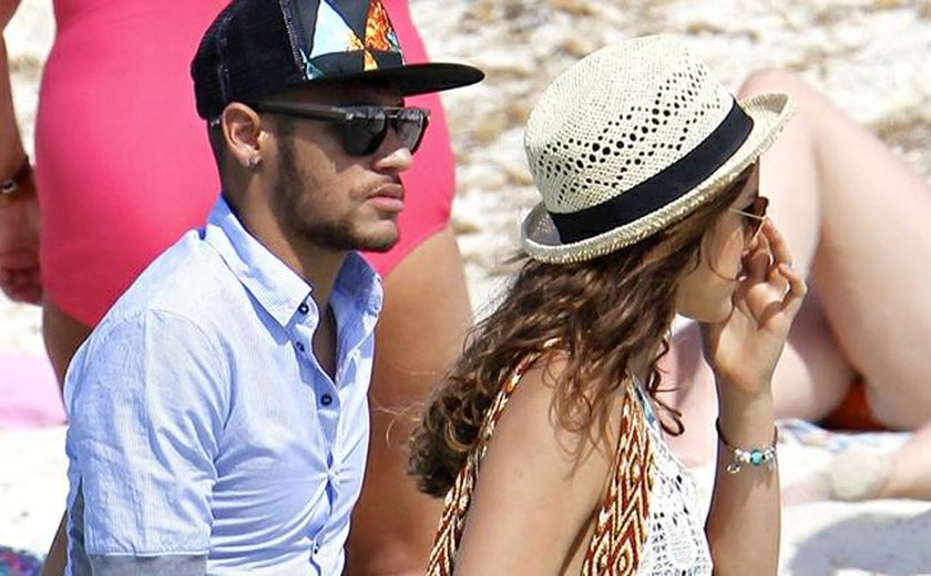 Bruna Marquezine curte praia e Neymar joga bola com amigos em Angra.
