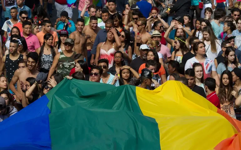 Parada LGBTI+ de Madureira reúne famosos e reforça combate ao feminicídio e à LGBTfobia