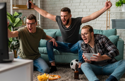 Maratona de futebol na TV pode causar dores nas costas e problemas de postura