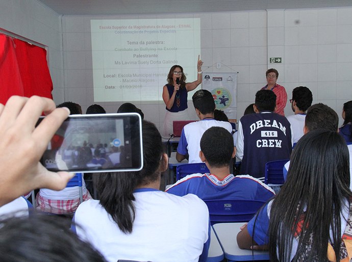 Esmal leva palestra sobre bullying e violência na escola a estudantes do Tabuleiro