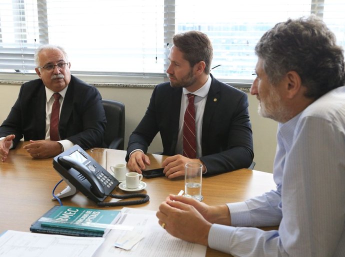 Teófilo leva projeto de urbanização da comunidade Mangabeiras a ministério