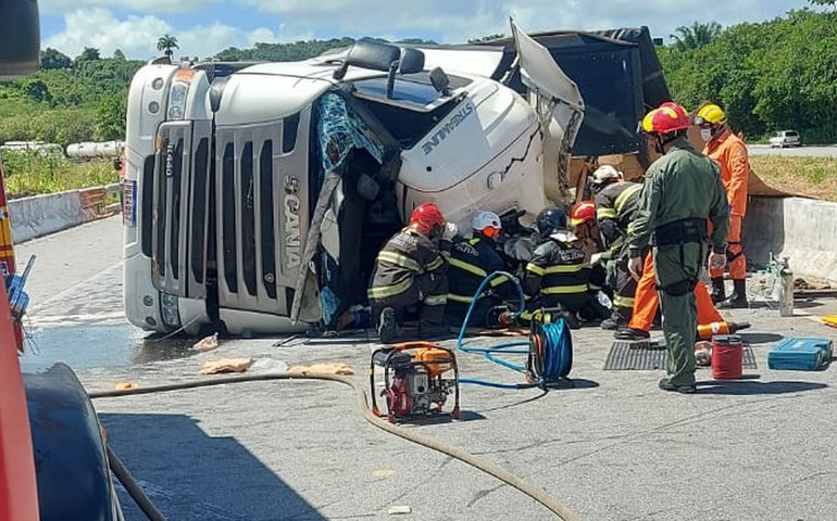 Carreta tomba na BR-101, em Pilar  e homem fica preso às ferragens