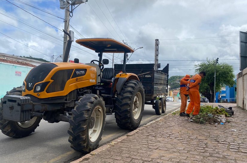 Prefeitura de Palmeira intensifica trabalhos de capinação e de remoção de lixo na cidade