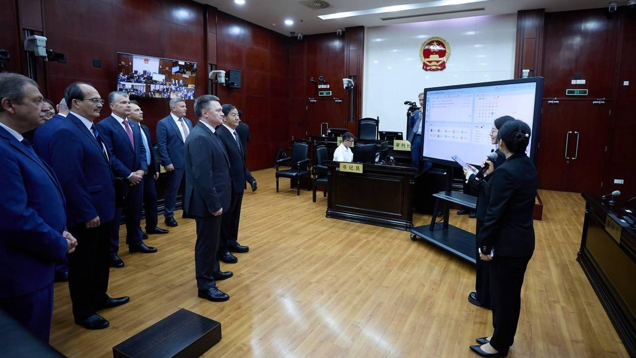 Juiz-chefe russo conhece digitalização e uso da IA nos tribunais da China