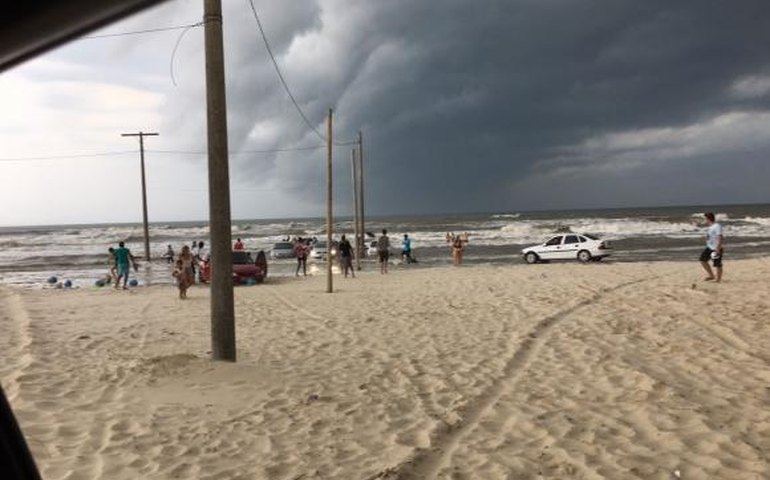 Santa Catarina é atingida por “tsunami” e temporal deixa uma criança morta