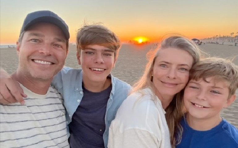 Eric Marmo estrela campanha nos EUA com a esposa e dois filhos: 'Vocês são idênticos', diz fã