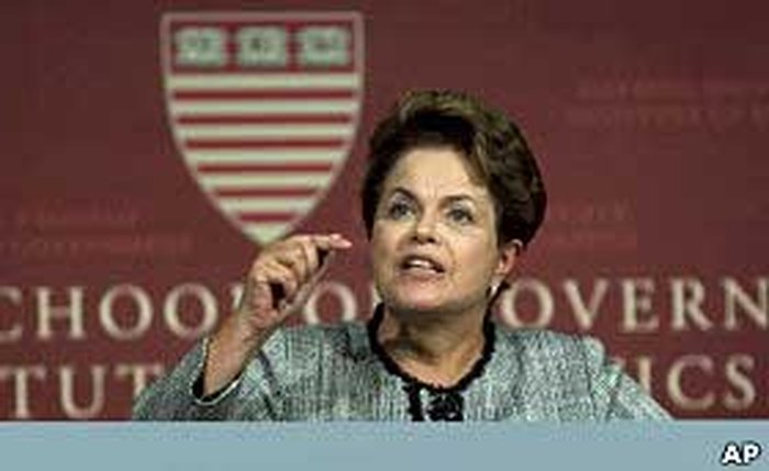 Em Harvard, Dilma diz que Brasil deve superar atraso na educação