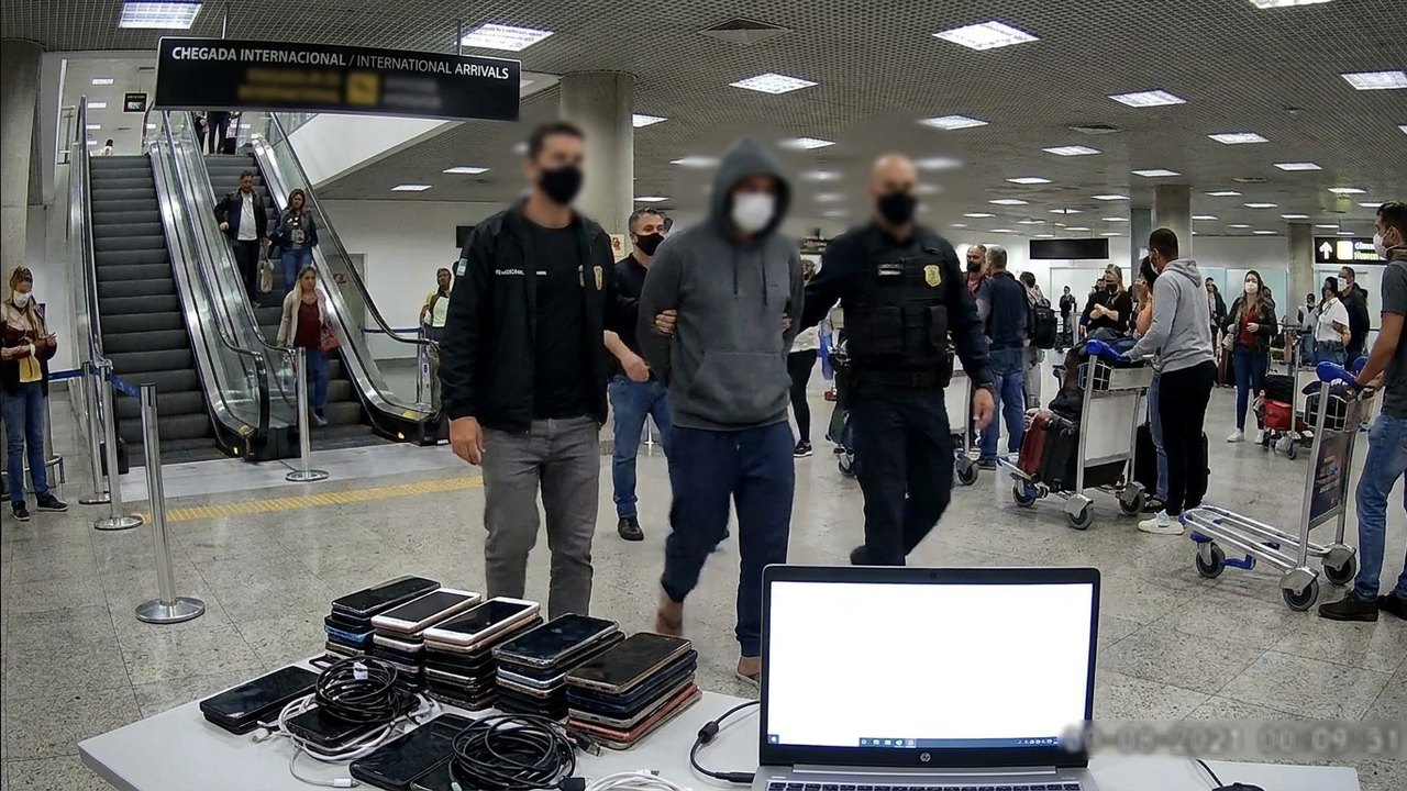 Chefe de esquema do TCP que desbloqueava iPhones roubados é preso ao desembarcar de voo de Dubai no Galeão